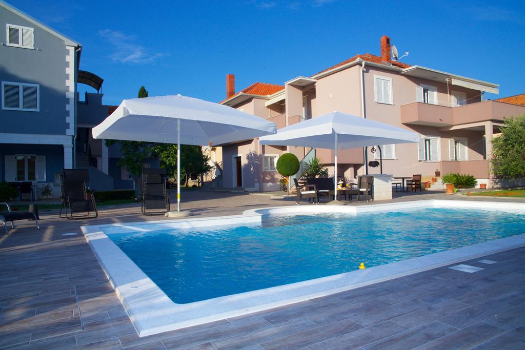 Banic Apartments With Pool 비오그라드나모루 외부 사진